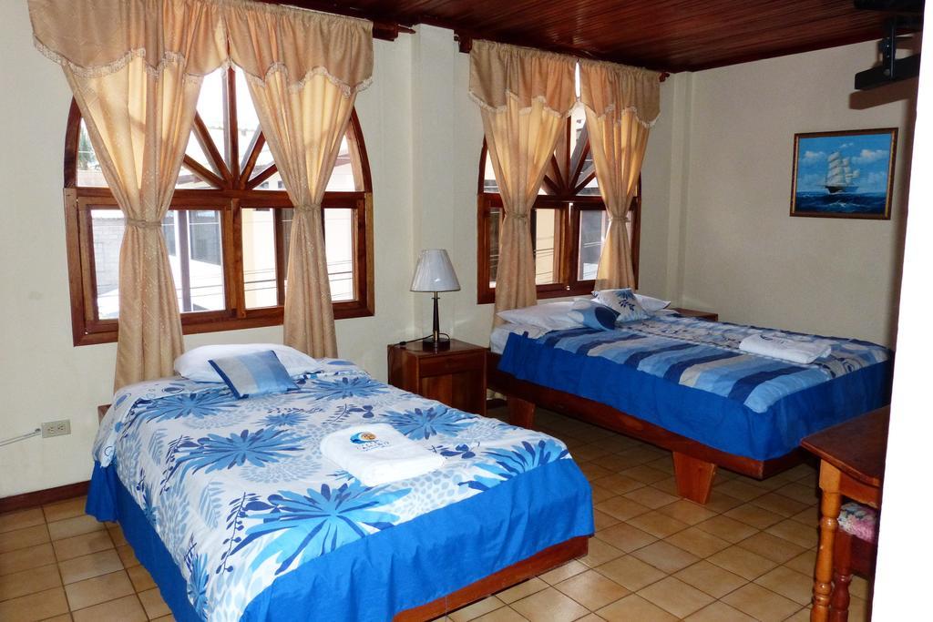 Hostal Castro Galapagos 푸에르토아요라 외부 사진