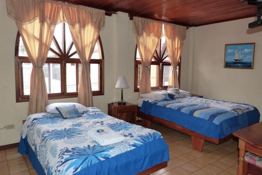 Hostal Castro Galapagos 푸에르토아요라 외부 사진