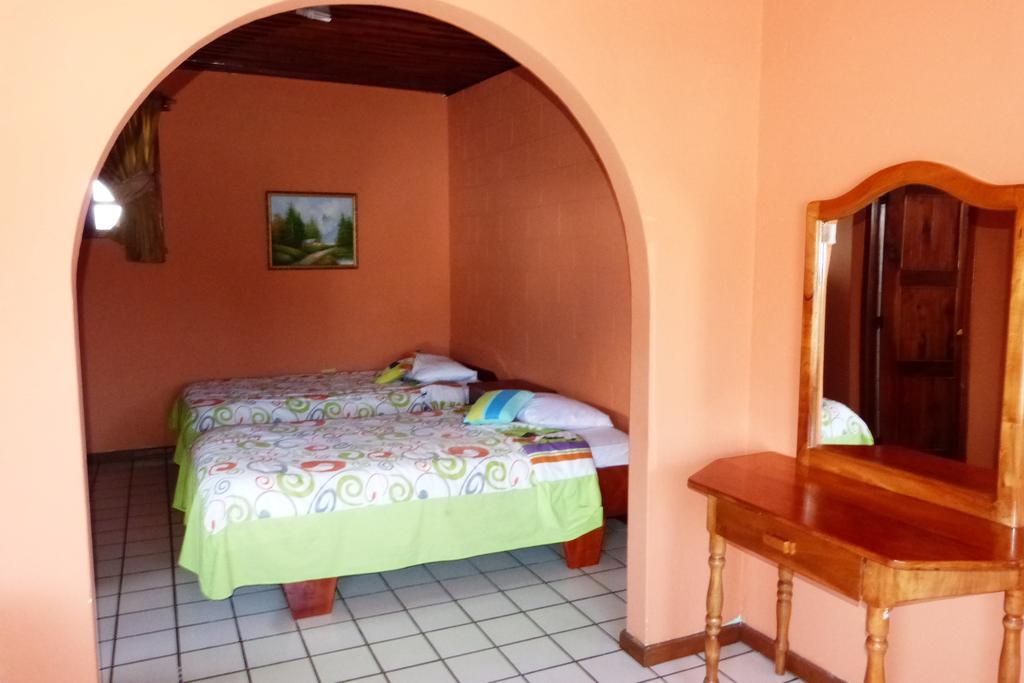 Hostal Castro Galapagos 푸에르토아요라 외부 사진