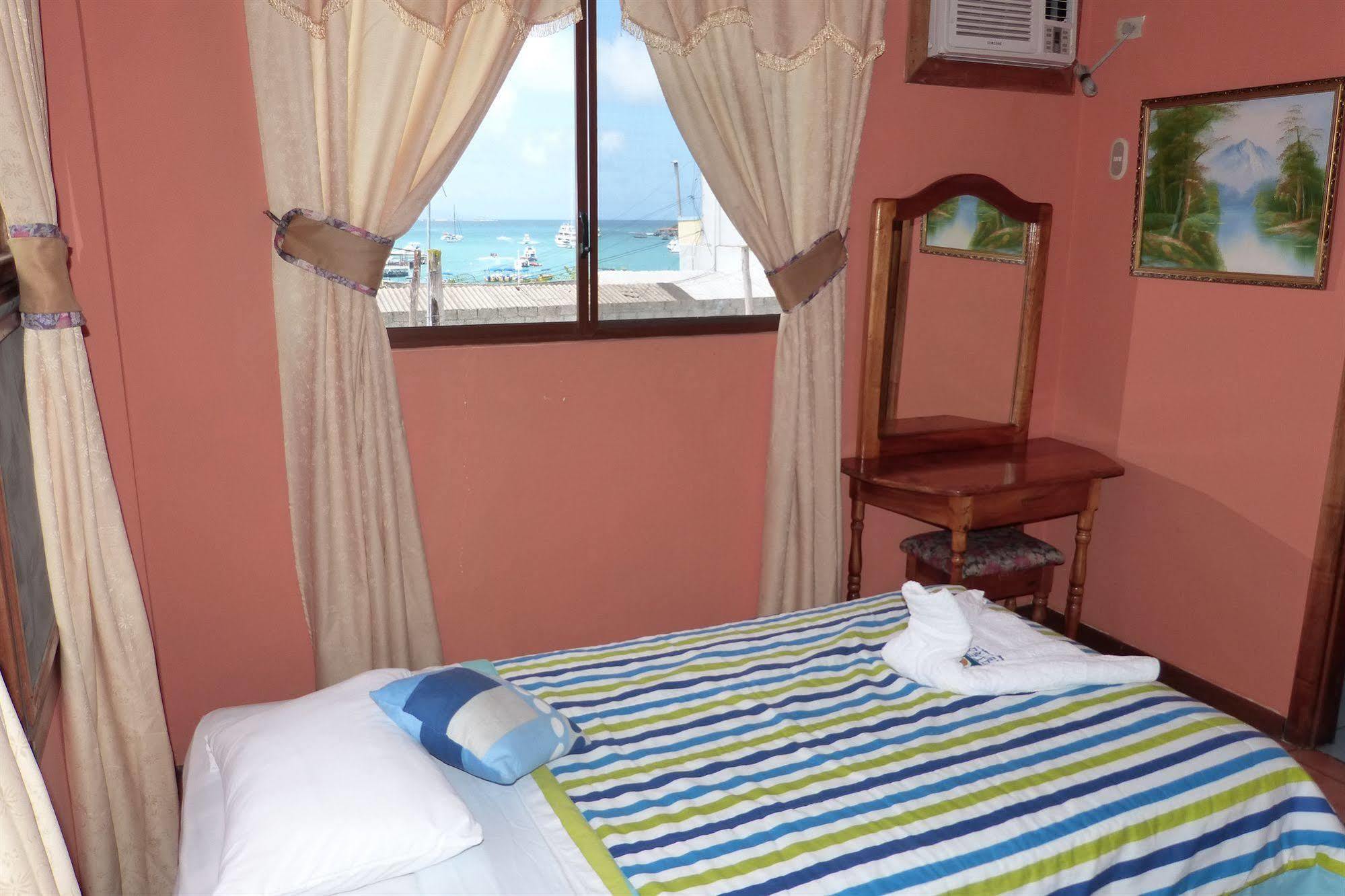 Hostal Castro Galapagos 푸에르토아요라 외부 사진