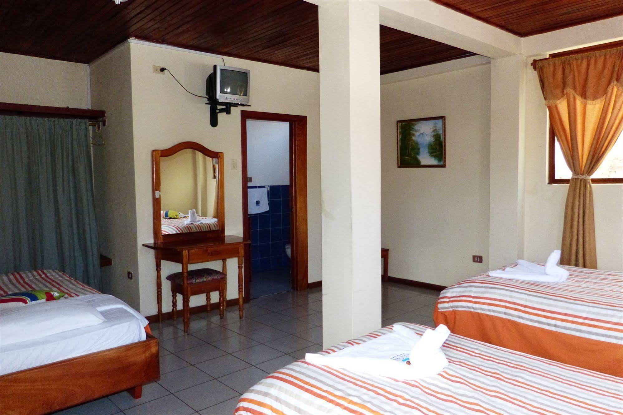 Hostal Castro Galapagos 푸에르토아요라 외부 사진