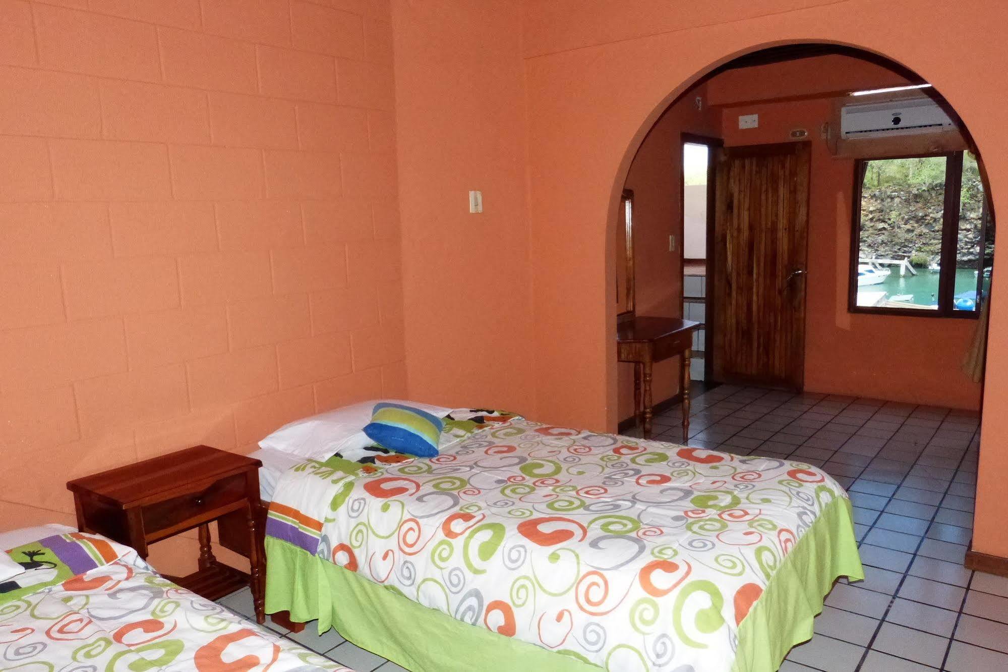 Hostal Castro Galapagos 푸에르토아요라 외부 사진